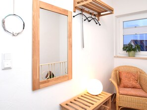 2 Schlafzimmer, Babybetten, individuell eingerichtet, Bettwäsche