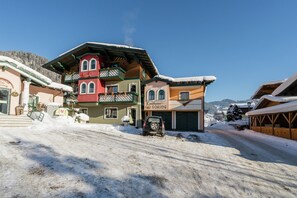 Exterior - Idyllic Holiday Home in Goldegg Weng Near ski bus (Goldegg)
