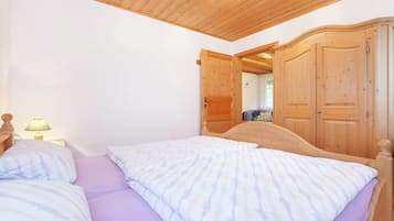Căn hộ | 1 phòng ngủ, trang bị nội thất với thiết kế riêng biệt, bộ trải giường