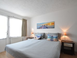 2 Schlafzimmer, Babybetten, individuell eingerichtet, Bettwäsche