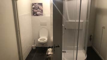 Cottage | Salle de bain | Douche, serviettes fournies