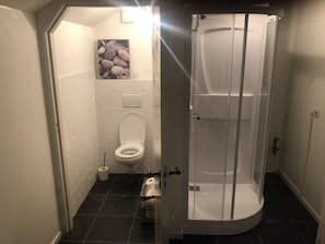 Cottage | Salle de bain | Douche, serviettes fournies