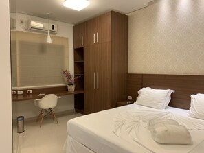 Minibar, caja de seguridad en la habitación y escritorio 