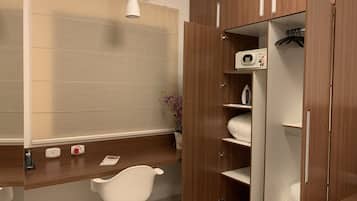 1 bedroom, minibar, in-room safe, desk