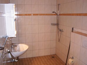 House | Bathroom - Spacious Farmhouse in Boiensdorf Amidst the Forest (Boiensdorf)