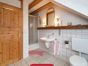 Apartment | Bathroom | Bathtub, towels