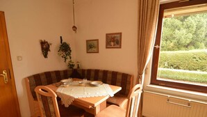 Luokittelematon kuva, 5 kautta 33, painike