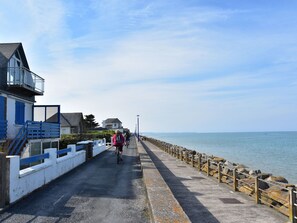 Exterior - Characteristic Holiday Home With Enclosed Front Garden and Bbq, Beach 50 m Away (Hauteville-sur-Mer)