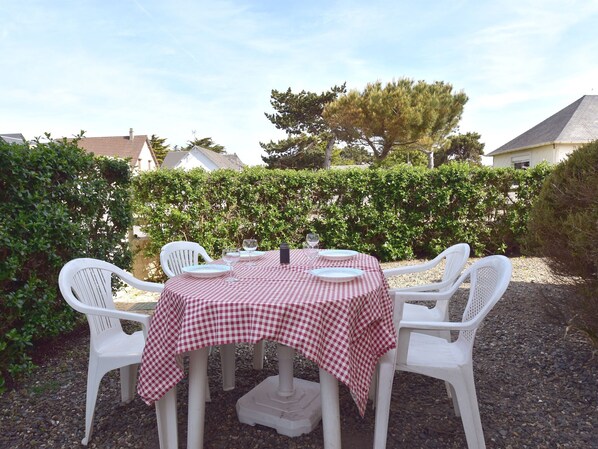 Balcony - Characteristic Holiday Home With Enclosed Front Garden and Bbq, Beach 50 m Away (Hauteville-sur-Mer)