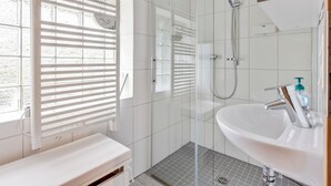 House | Bathroom - Attractive Holiday Home in Schonbrunn With Garden (Schleusegrund)