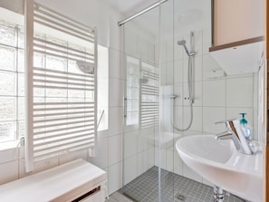 Bathroom - Attractive Holiday Home in Schonbrunn With Garden (Schleusegrund)