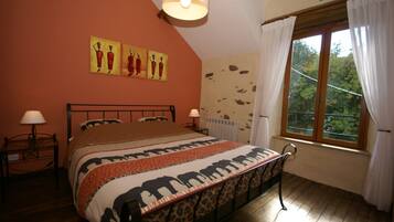 3 bedrooms, individually furnished, iron/ironing board
