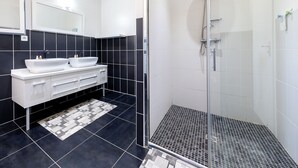 Villa | Bathroom - Lush Villa in Cairanne Provence With Private Pool (Cairanne)