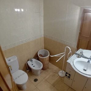 吹风机、肥皂、洗发水、卫生纸