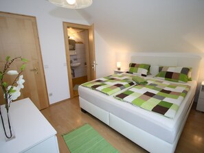 3 habitaciones, muebles diferentes y tabla de planchar con plancha