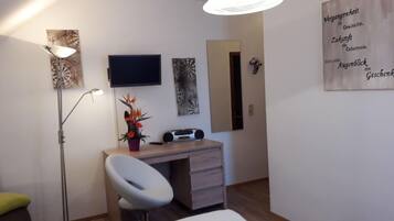 3 bedrooms, individually furnished, iron/ironing board, bed sheets