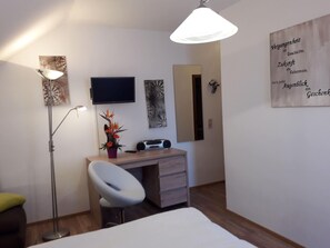 3 عدّة غرف نوم وطراز فريد لكل وحدة ومكواة/لوح كي وملاءات أسرّة