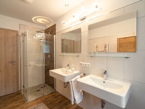 Apartment | Badezimmer | Dusche, Handtücher