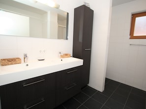 Bathtub, towels