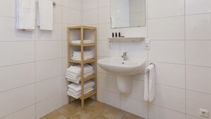 Căn hộ | Phòng tắm | Vòi sen/bồn tắm kết hợp, khăn tắm 