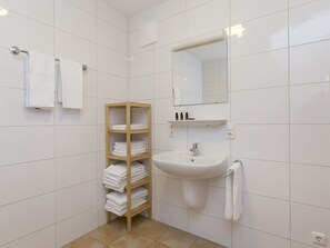 Apartment | Bathroom | Combined shower/bathtub, towels