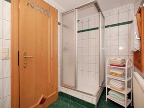 Ferienhaus | Badezimmer | Dusche, Handtücher