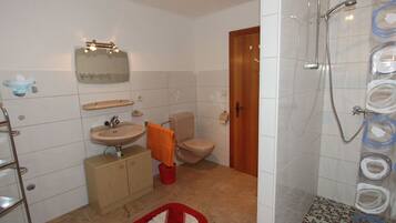 Apartment | Bathroom | Shower, towels