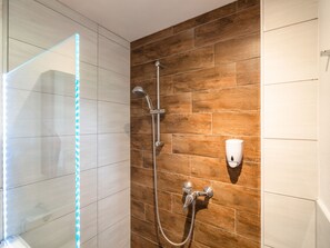 Apartment | Badezimmer | Dusche, Handtücher