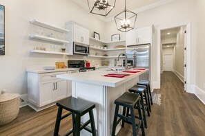 Een koelkast, een magnetron, een oven, een kookplaat