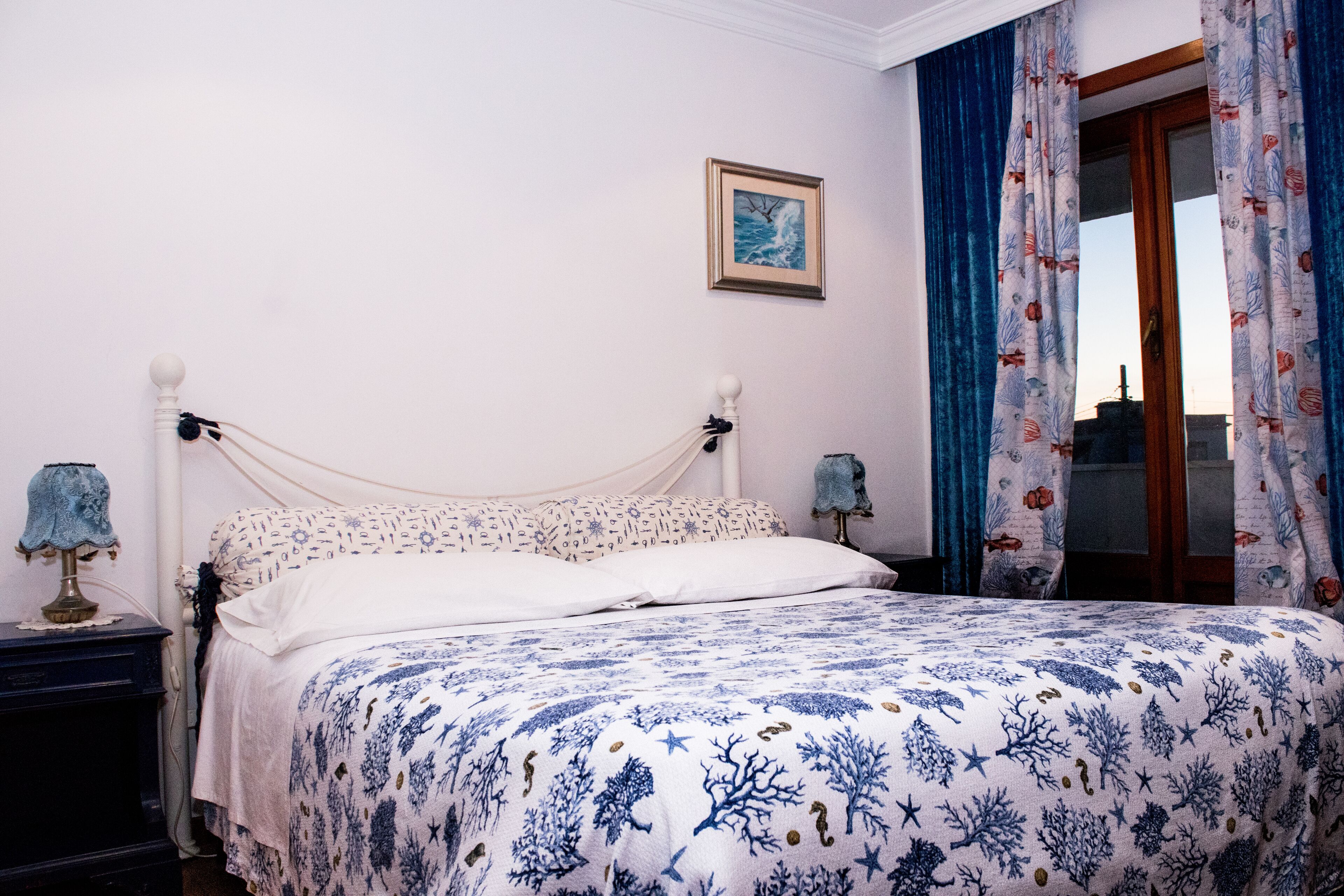 Habitación básica doble, baño compartido, vista al mar | Wifi gratis 