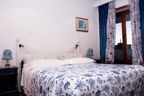 Eenvoudige tweepersoonskamer, gemeenschappelijke badkamer, uitzicht op zee | Gratis wifi