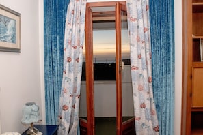 Eenvoudige tweepersoonskamer, gemeenschappelijke badkamer, uitzicht op zee | Uitzicht vanuit de kamer