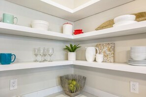 Interior - 15% OFF Monthly | 10% OFF Weekly-Hosteeva | Vibrant3BR Steps to St. Charles Ave (New Orleans)