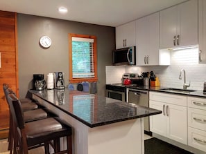 House, Multiple Beds, Hot Tub, Mountain View | Private kitchen