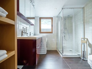 Shower, towels - Luxury Chalet in Zell am See With Terrace (Zell am See)