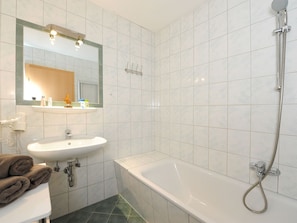 Combined shower/tub, towels - Cozy Apartment with Sauna near Ski Lift in Salzburg Region (Viehhofen)
