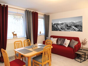 Living room - Cozy Apartment with Sauna near Ski Lift in Salzburg Region (Viehhofen)