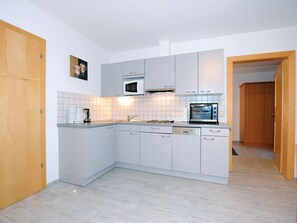 Fridge, microwave, oven, dishwasher - Cozy Apartment with Sauna near Ski Lift in Salzburg Region (Viehhofen)