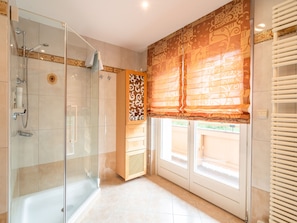 Apartment | Badezimmer | Badewanne, Handtücher