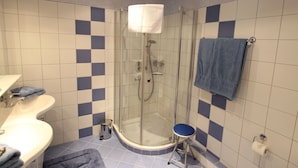 Apartment | Bathroom | Shower, towels - Charming Apartment in Maria Alm With Balcony (Saalfelden am Steinernen Meer)