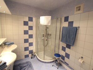Departamento | Baño | Regadera y toallas 