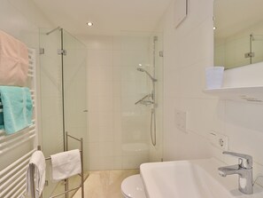 Chalet | Bathroom | Shower, towels - Peaceful Chalet in St Johann With Private Terrace (Sankt Johann in Tirol)