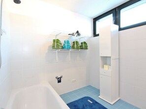 Ferienhaus | Badezimmer | Duschwanne, Handtücher