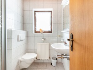 Bathroom - Sunlit Apartment near Ski Area in Längenfeld (Laengenfeld)