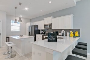 Fridge, microwave, oven, stovetop - 2 Bedrooms / 2 Bathrooms / Storey Lake (3120-403 PC) (Kissimmee)