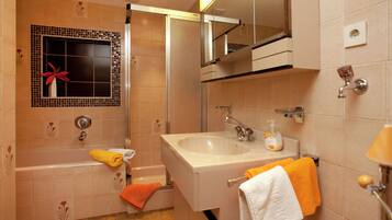 Apartment | Bathroom | Shower, towels