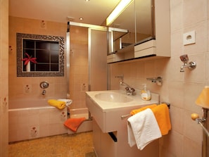 Appartement | Salle de bain | Douche, serviettes fournies
