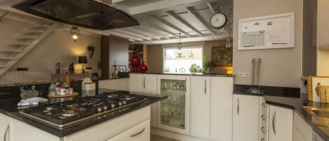 Villa | Cuisine privée | Réfrigérateur, plaque de cuisson, cafetiÚre/bouilloire