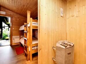 7 habitaciones, muebles diferentes y tabla de planchar con plancha 