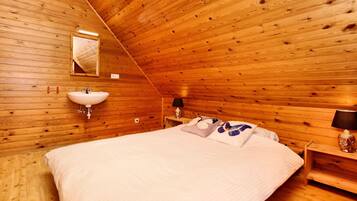 Chalet | 7 bedrooms, individually furnished, iron/ironing board, bed sheets